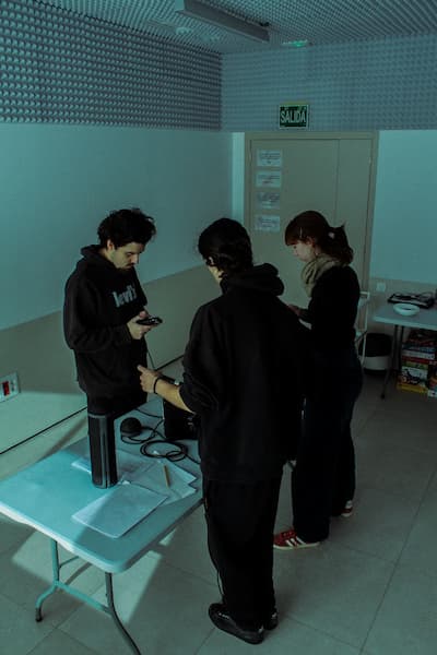 El equipo de sonido montando la pértiga y la grabadora