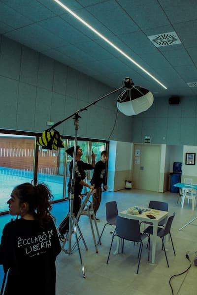 Ferran montando un foco