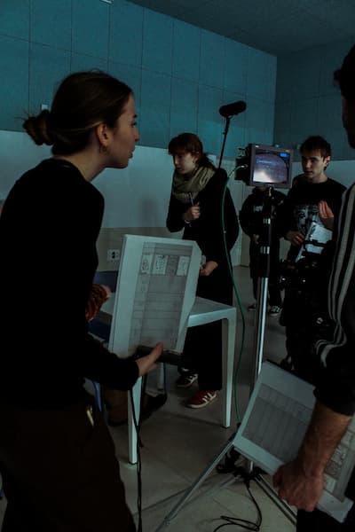 Amelia revisando el plano