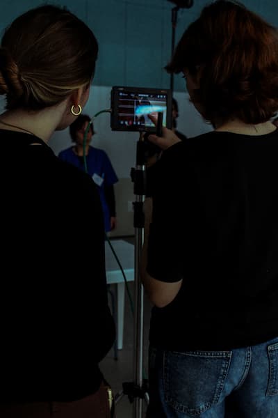 Laura y Amelia enfocando la imagen