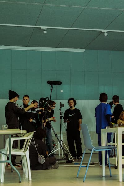 Ferran dando indicaciones sobre el plano