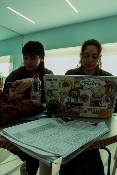 Sara y Jesse en una reunión de producción