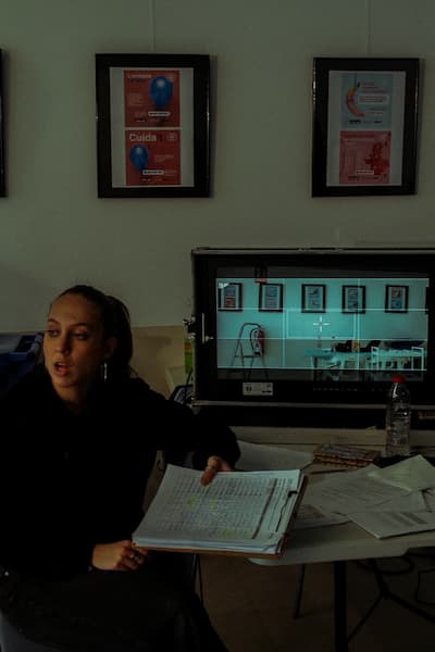 Laia Hernández junto al monitor