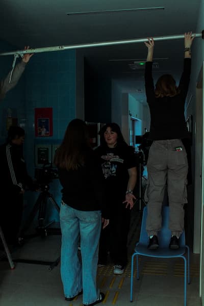 Gaffer y eléctricos preparando la iluminación